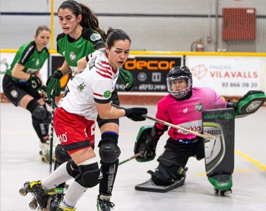 Jugadoras de hockey sobre patines en acción durante un partido