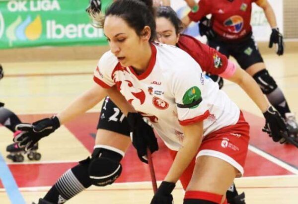 Jugadora del Bembibre H.C en acción durante un partido de hockey