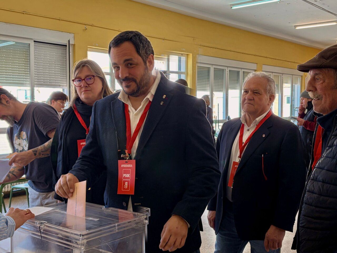 Benjamín Fernández votando en Trobajo del Camino junto a otros ciudadanos.