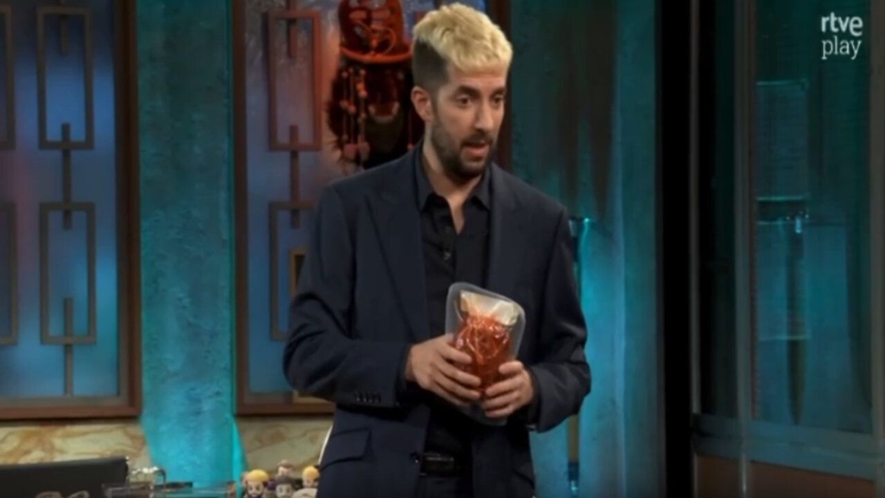 David Broncano sosteniendo un botillo del Bierzo en un programa de televisión.