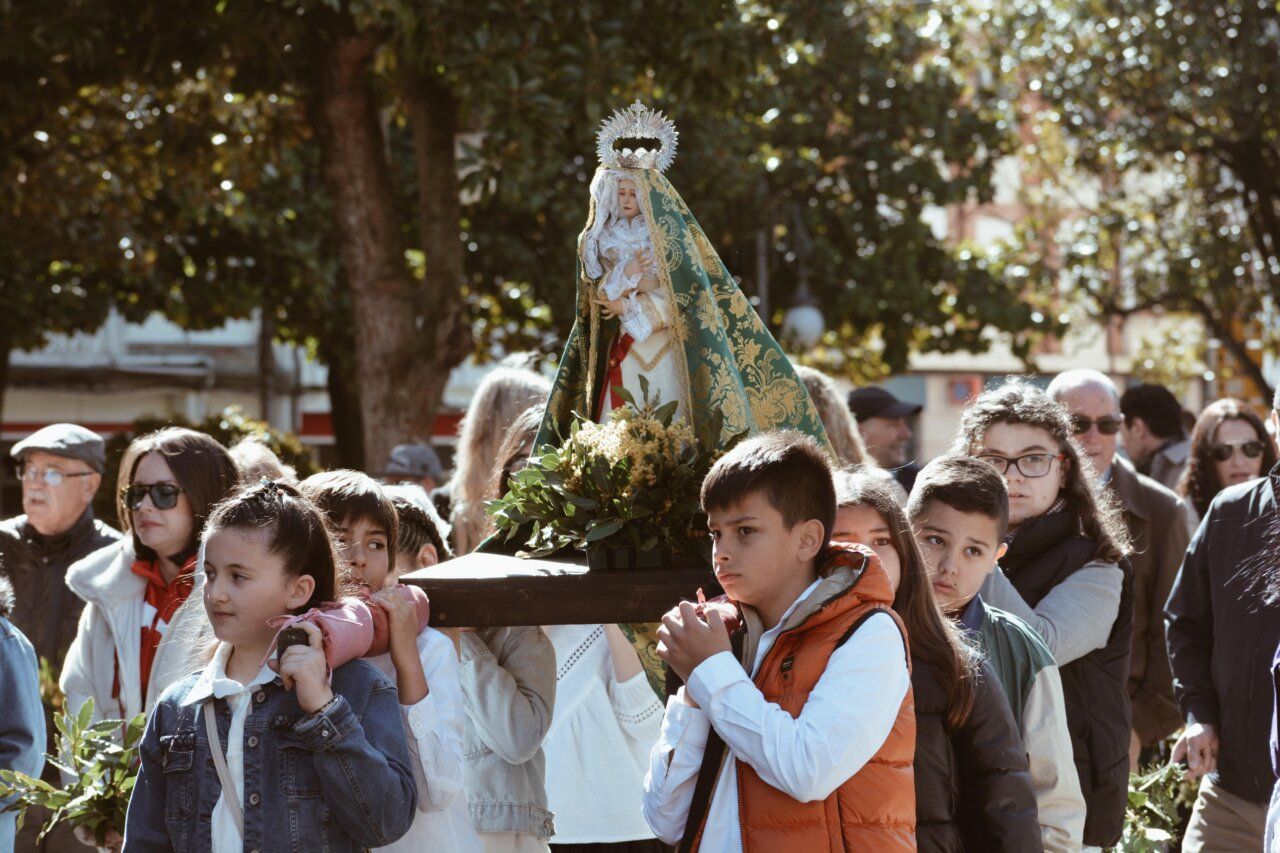 Niños y adultos en la procesión del Domingo de Ramos en Cacabelos