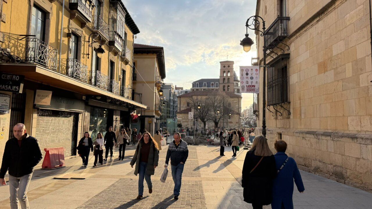 Vista de la calle Ancha de León con gente caminando y edificios históricos