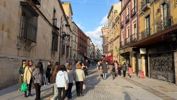 Vista de la calle Ancha de León con gente caminando y edificios históricos