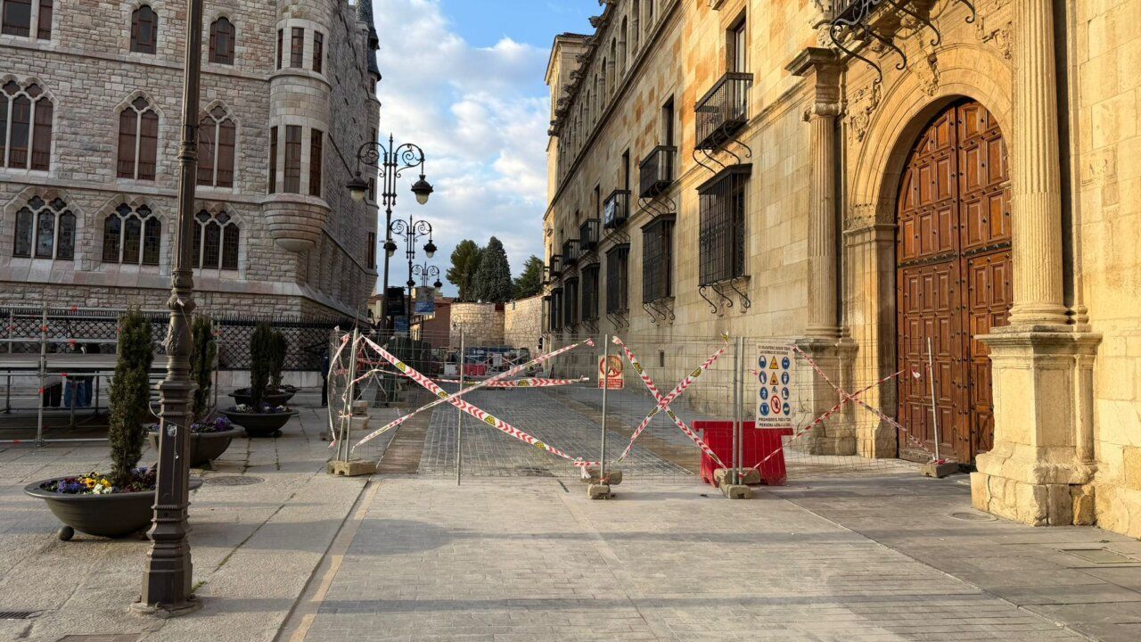 Vista de la calle Ancha de León con obras y vallas de seguridad