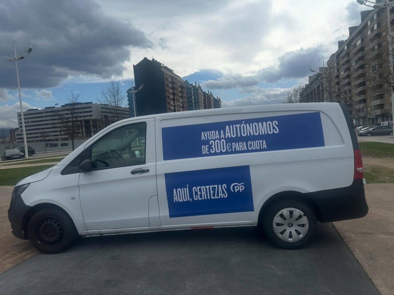 Camioneta del Partido Popular con mensaje de apoyo a autónomos en Ponferrada