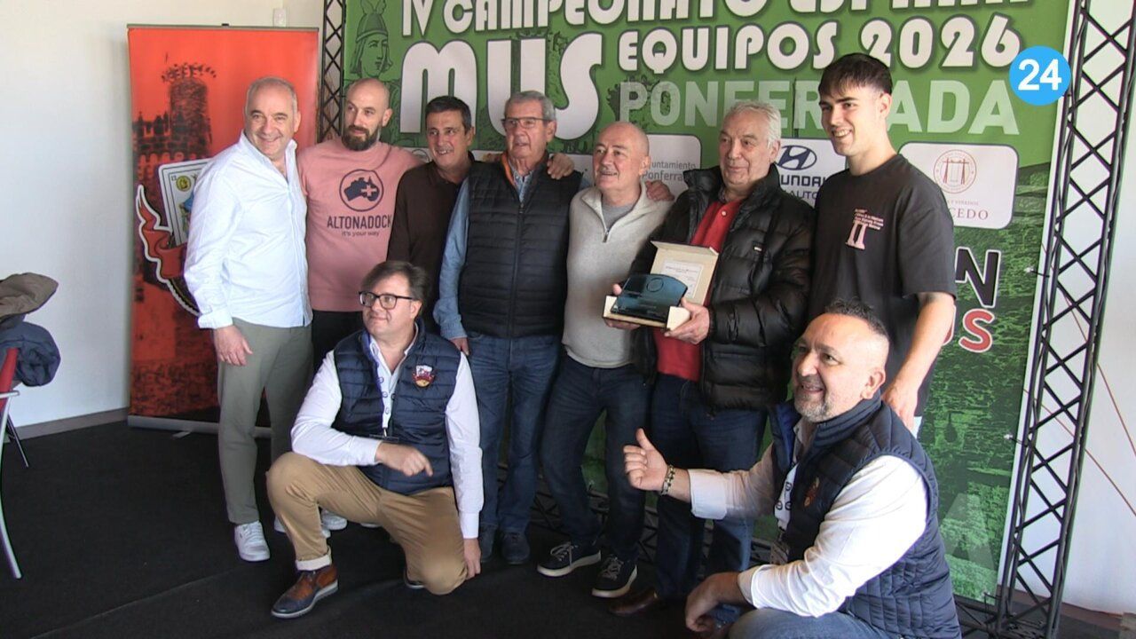 Participantes del IV Campeonato Nacional de Mus en Ponferrada posando para la foto