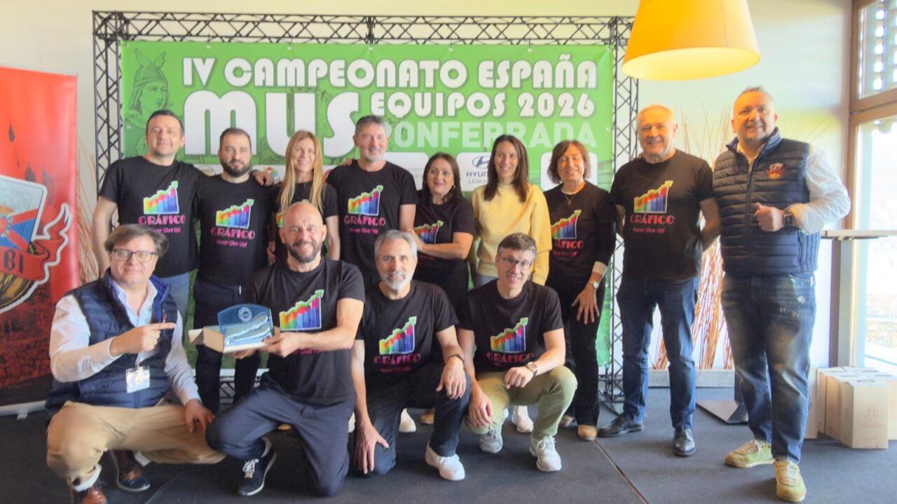 Participantes del IV Campeonato Nacional de Mus en Ponferrada posando con trofeos
