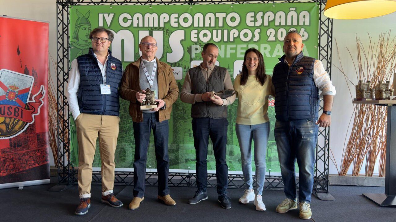 Participantes del IV Campeonato de España de Mus en Ponferrada con trofeos