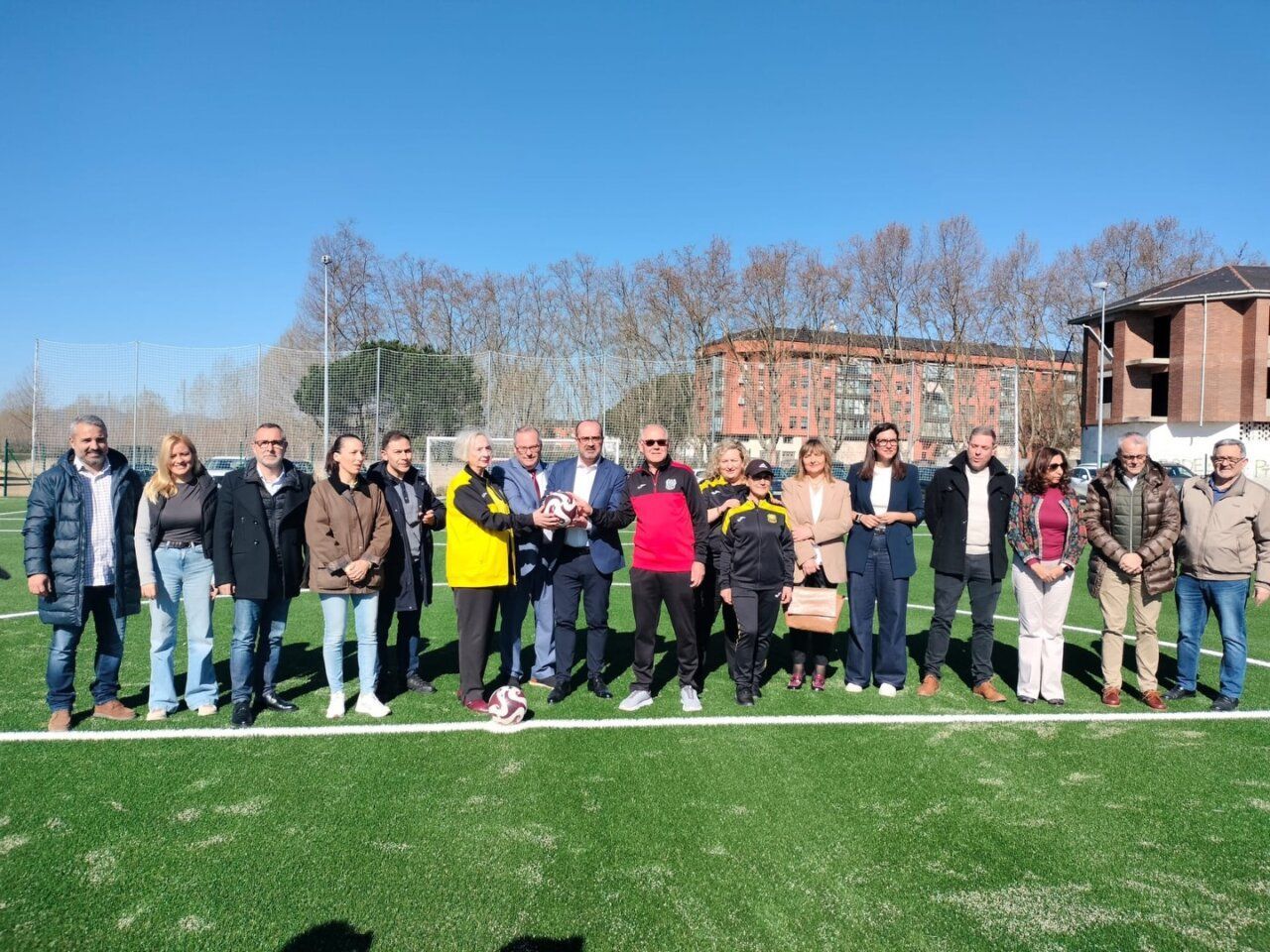 Inauguración del nuevo campo de fútbol 7 en Cuatrovientos con césped profesional.