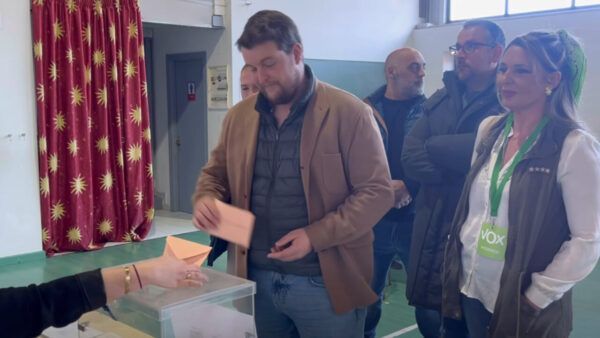 Candidato de Vox votando en Ponferrada durante elecciones