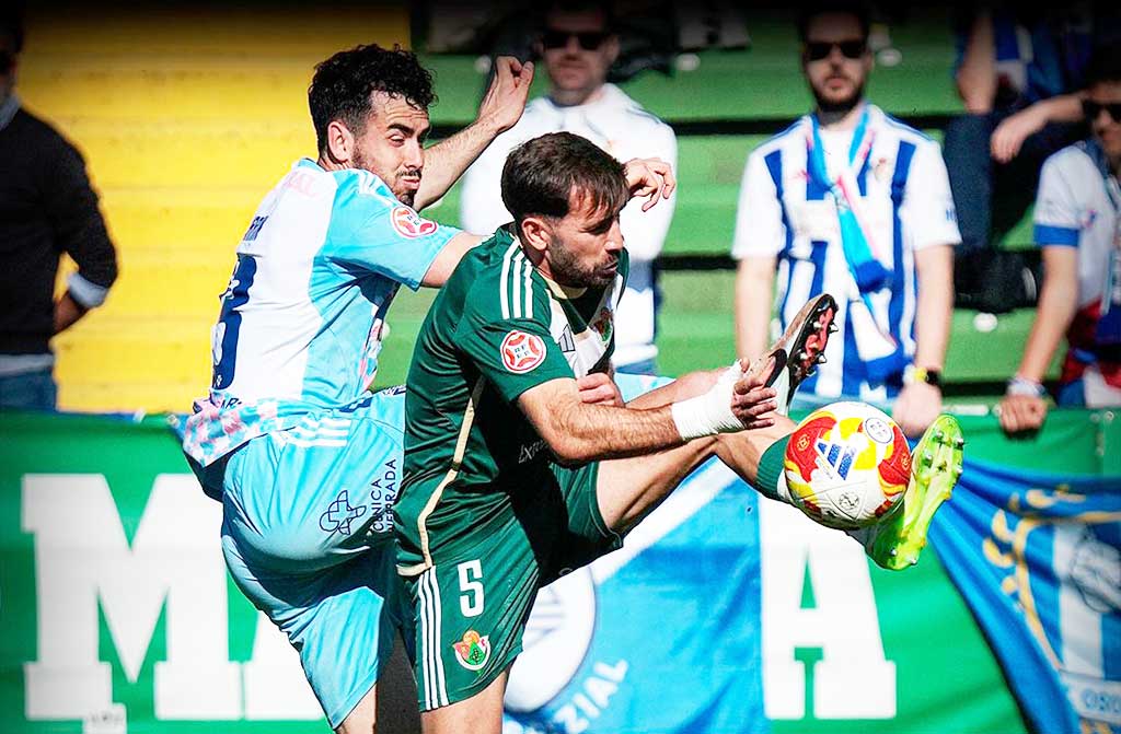 Jugadores de fútbol en un partido de la Ponferradina contra Osasuna Promesas