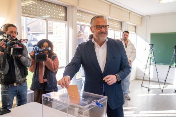 Carlos Pollán votando en las Escuelas Viejas de Carbajal de la Legua