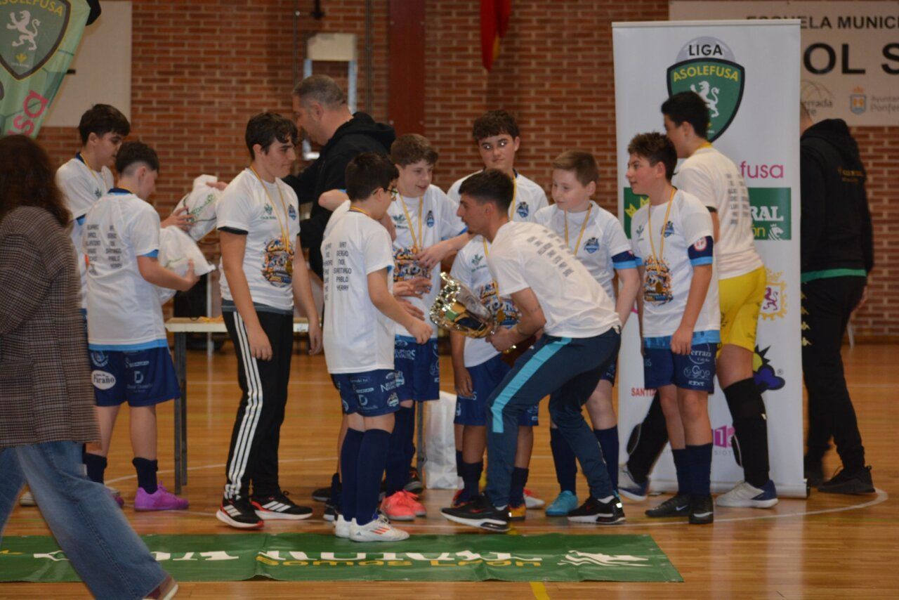 Jugadores del CD Ponfesala Infantil celebrando su victoria en la Liga Asolefusa