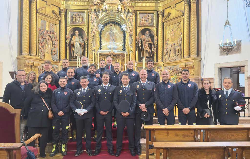 Grupo de bomberos de Ponferrada en ceremonia religiosa