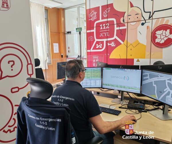 Operador del centro de emergencias 1-1-2 en Castilla y León trabajando en su estación.