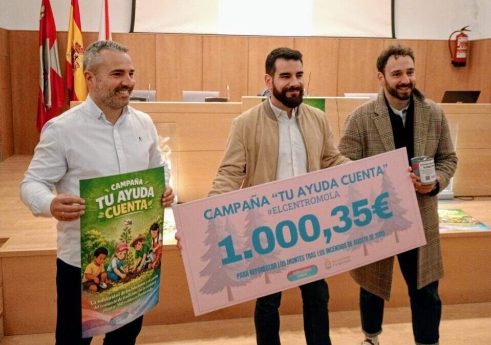 Tres hombres sosteniendo carteles de campaña en Ponferrada