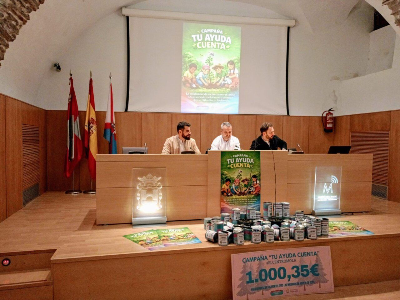 Reunión sobre la campaña Tu Ayuda Cuenta en Ponferrada con donaciones.