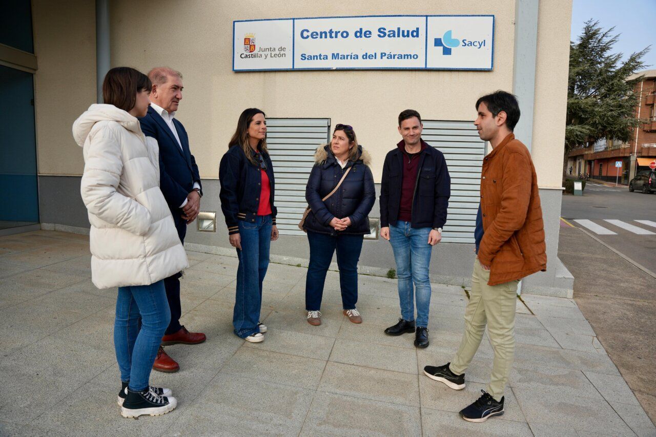 Grupo de personas frente al centro de salud en Santa María del Páramo