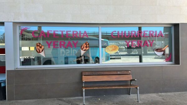 Vista de la Churrería Yeray con su cartel en la estación de autobuses