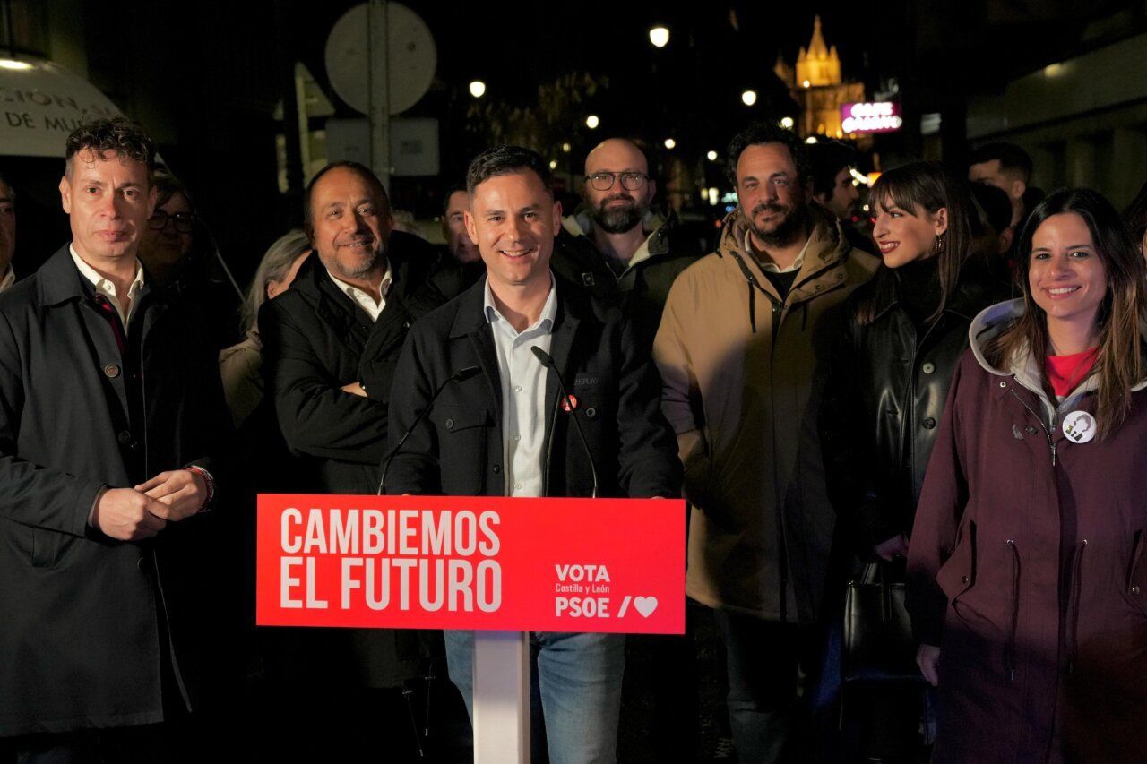 Miembros del PSOE en el cierre de campaña del 15M en León