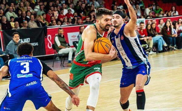 Jugadores de baloncesto compitiendo en un partido intenso