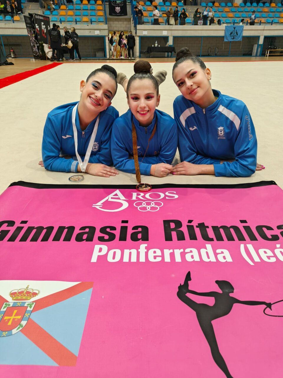 Tres gimnastas del Club Aros 5 posando con medallas en Ponferrada.