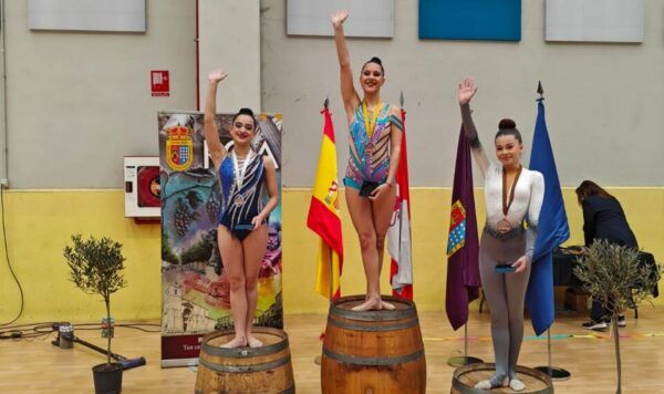 Tres gimnastas del Club Aros en el podio con medallas