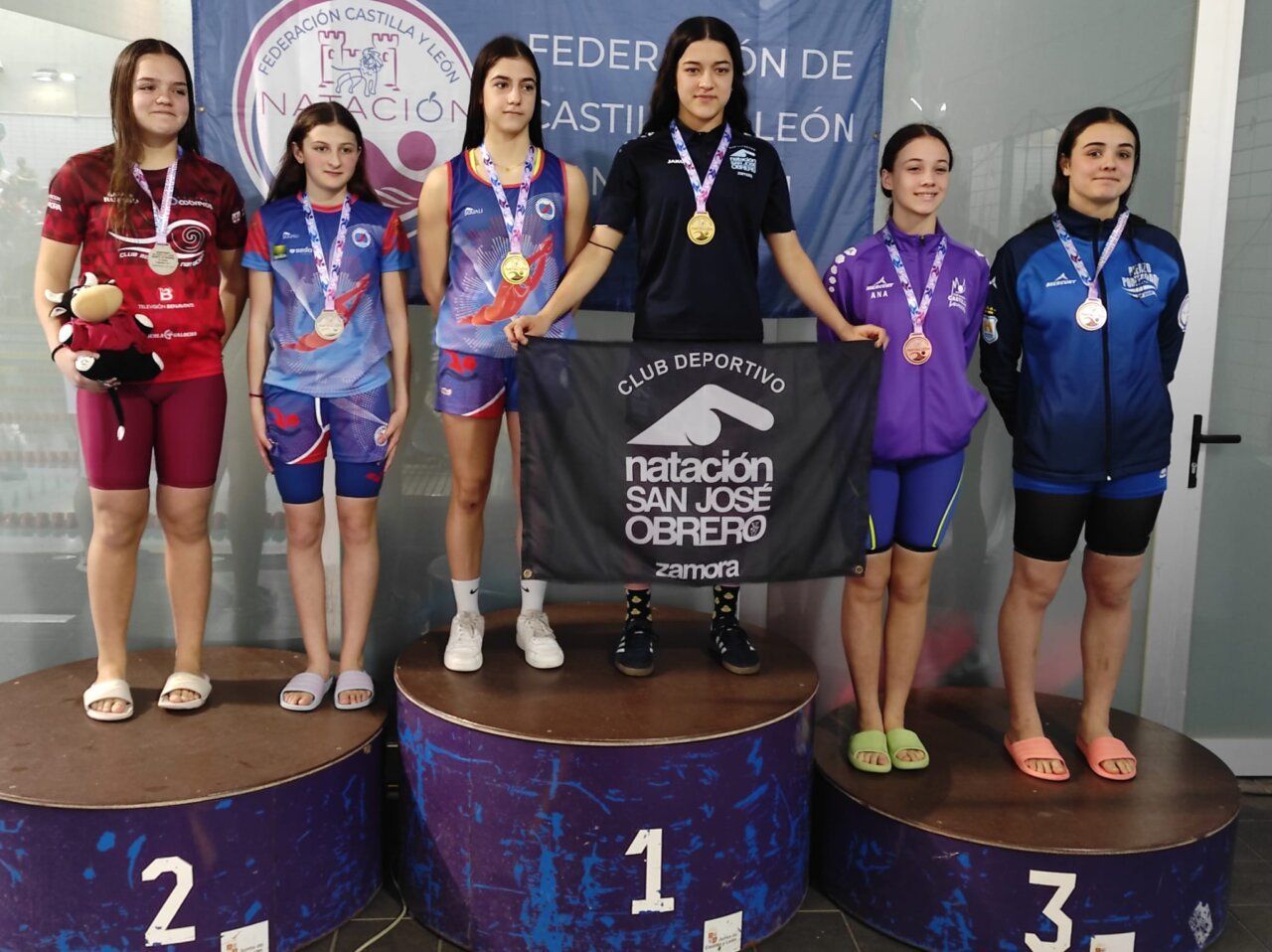 Nadadoras en podio con medallas en campeonato de natación