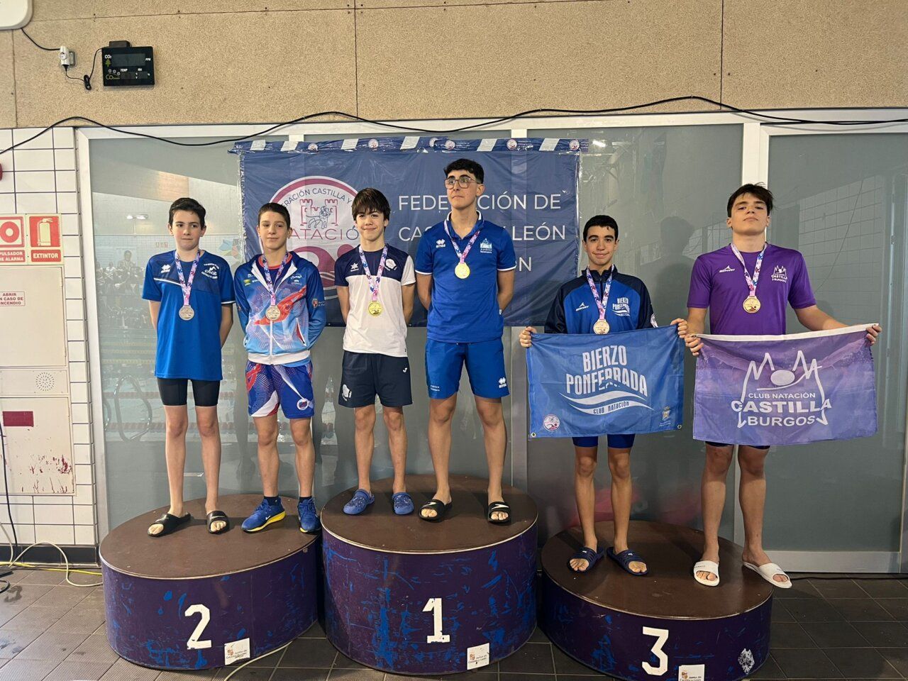 Nadadores del Club Natación Bierzo en el podio con medallas