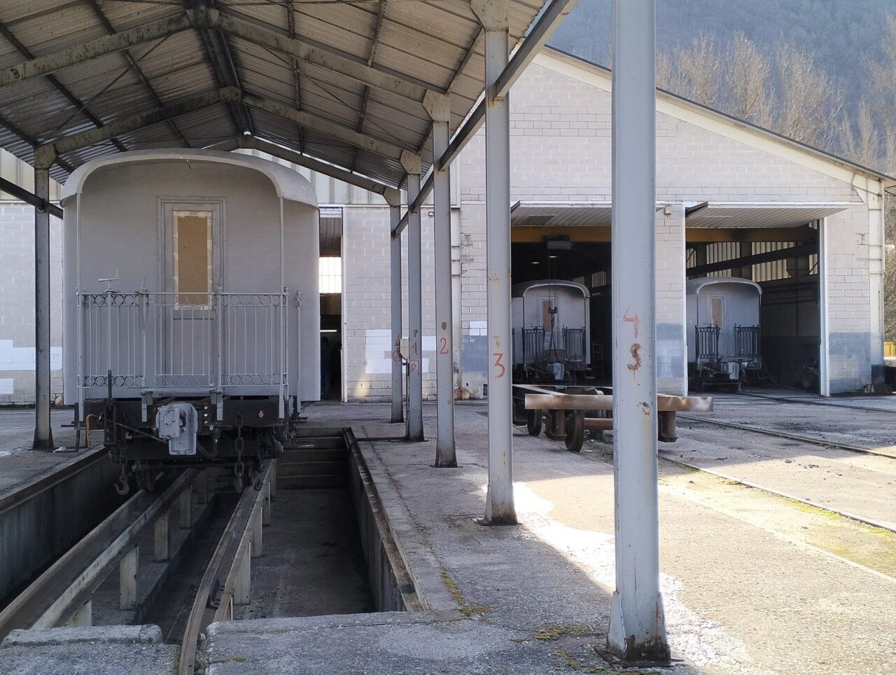 Coches históricos en el futuro ferrocarril turístico del Valle del Sil