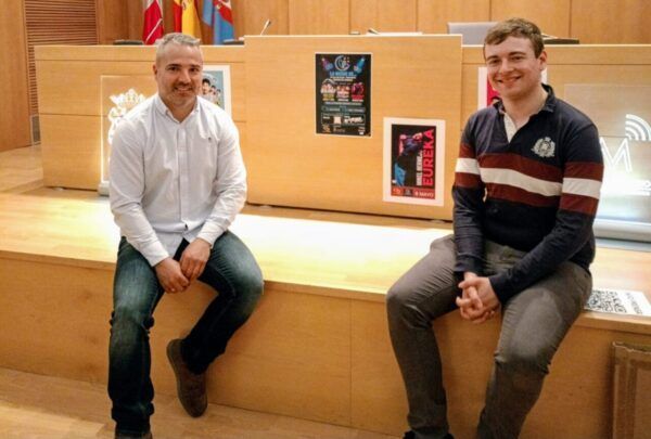 Dos hombres sentados en un escenario de la Sala Río Selmo en Ponferrada.