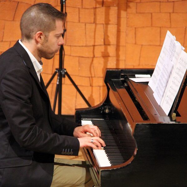 Pianista interpretando una pieza musical en un concierto