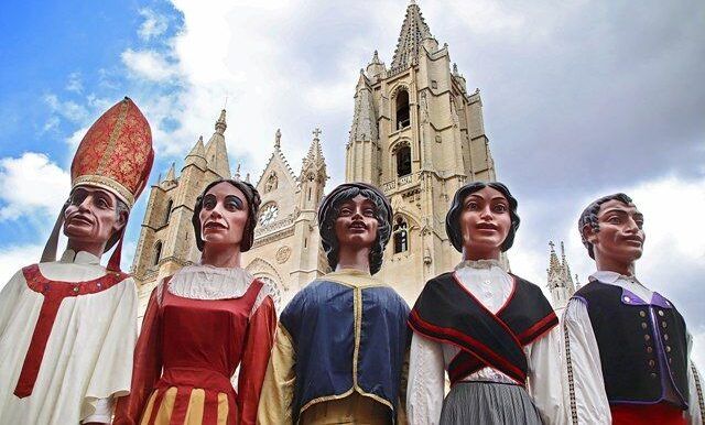 Gigantes y cabezudos en las Fiestas de San Juan y San Pedro en León