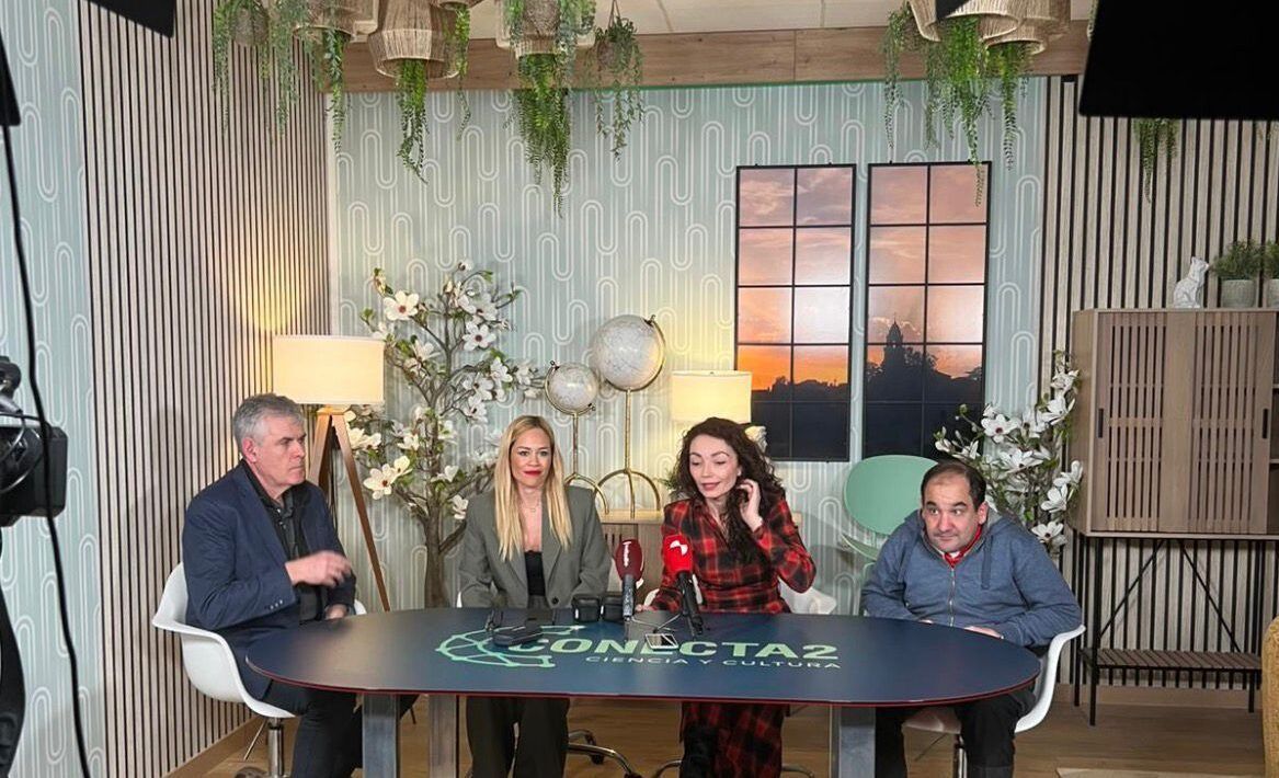 Presentación del magazine Conecta2 Ciencia y Cultura en un plató moderno