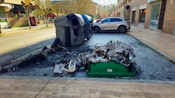 Contenedores de basura calcinados en una calle de Ponferrada