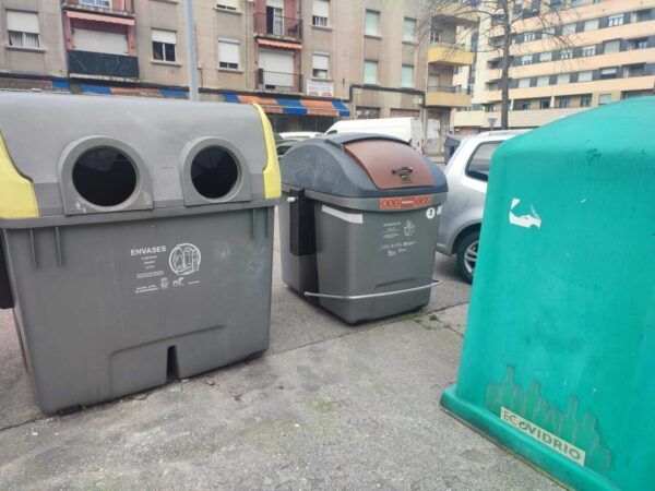 Contenedores de residuos en una calle de Ponferrada