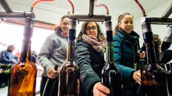 Mujeres embotellando vino en Corullón durante el 8M