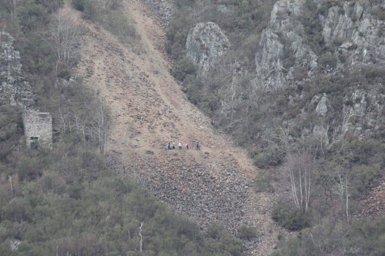 Participantes en la ruta interpretativa de La Montaña Verde en Corullón