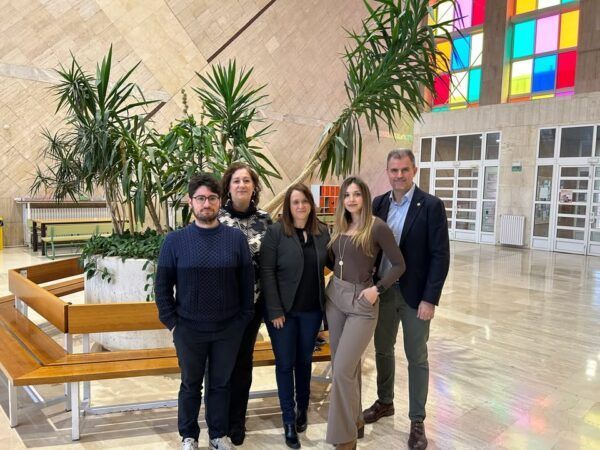 Investigadores en un observatorio sobre despoblamiento en León, España.