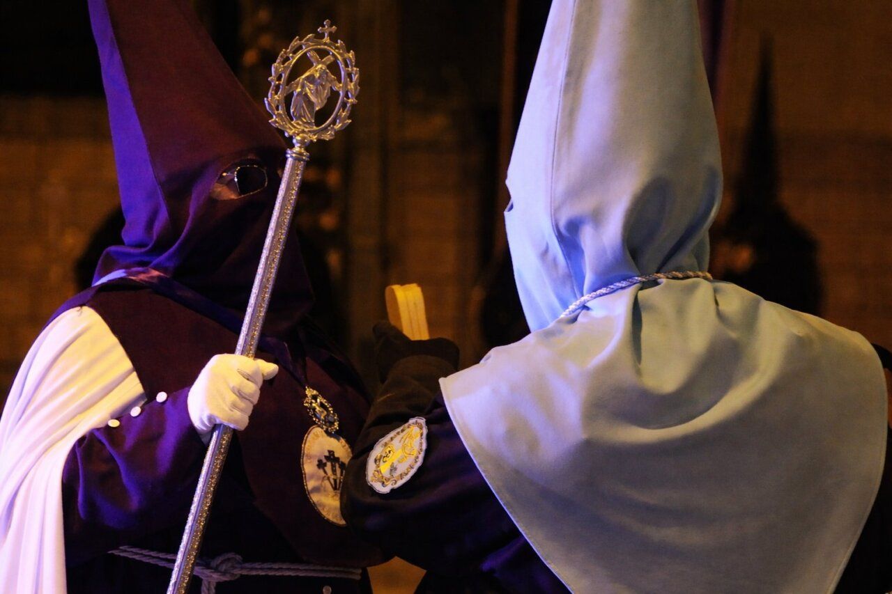 Dos personas con túnicas de Semana Santa en Ponferrada