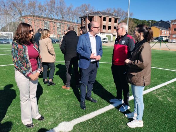 Inauguración del nuevo campo de fútbol 7 en Cuatrovientos con césped profesional.