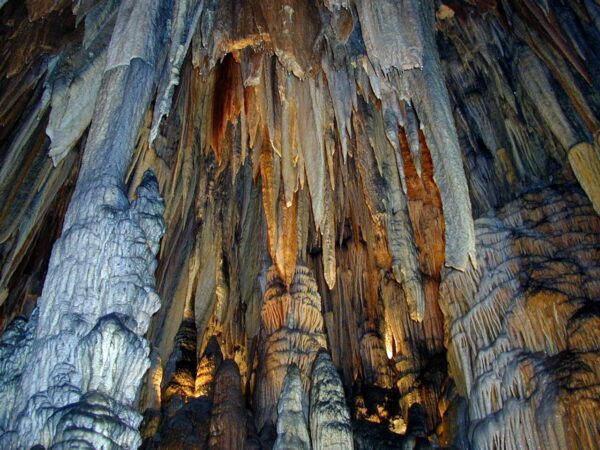 Formaciones de estalactitas en la Cueva de Valporquero