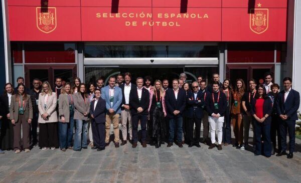 Grupo de personas en la Ciudad del Fútbol de la Cultural Leonesa
