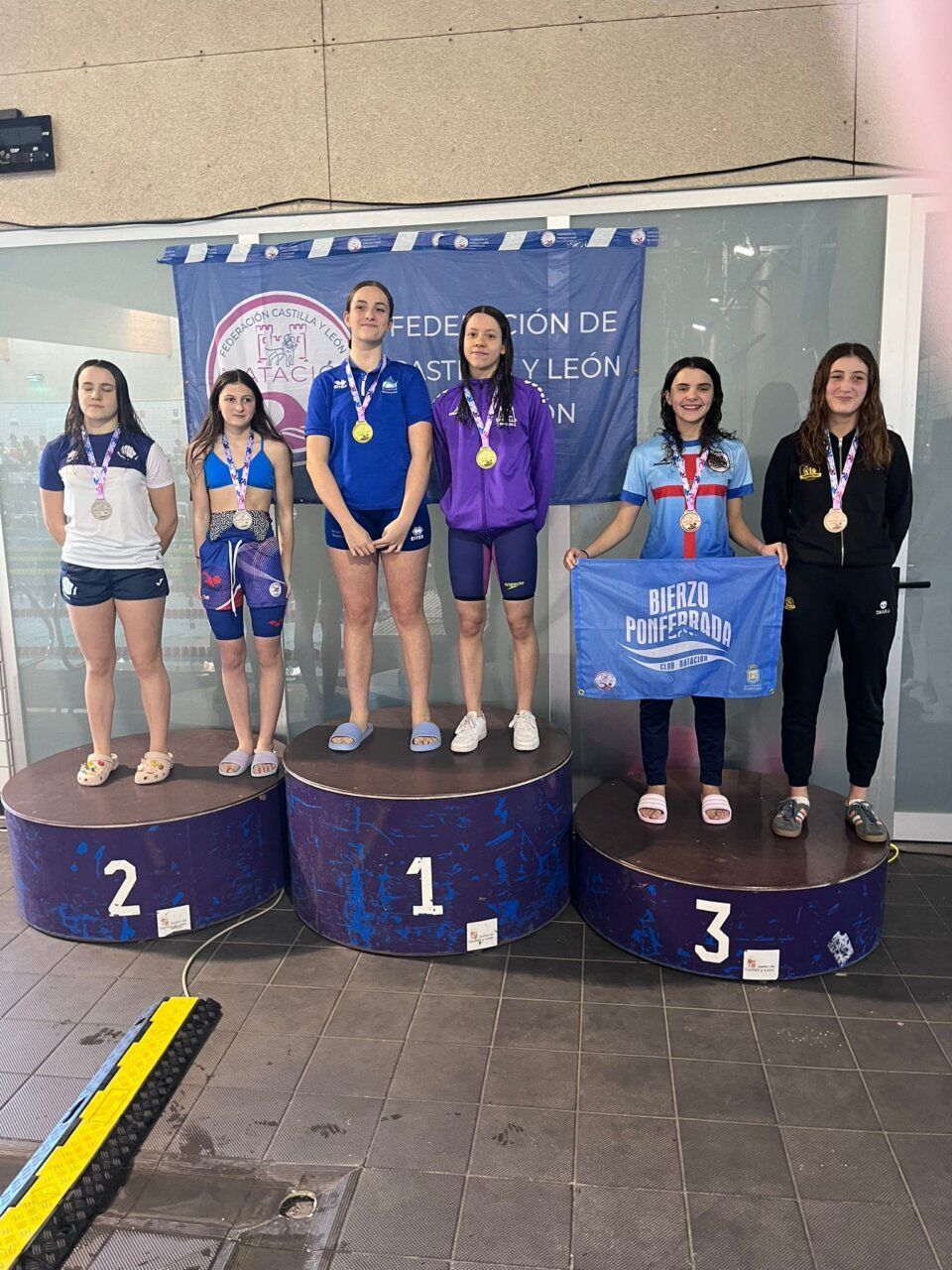 Daniela Suárez Díaz en el podio con medalla de bronce en 400 metros estilos
