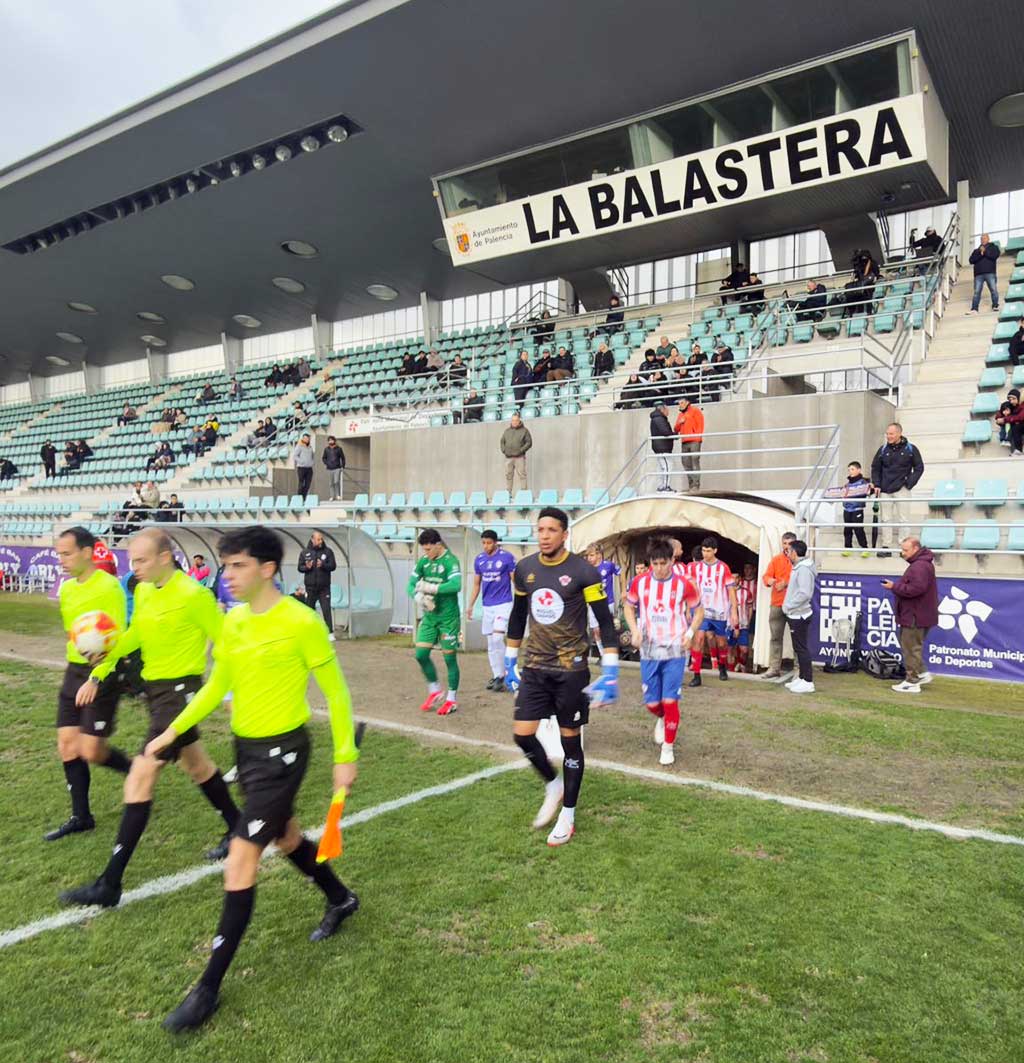 Jugadores del Atlético Bembibre y Palencia Cristo Atlético en el campo