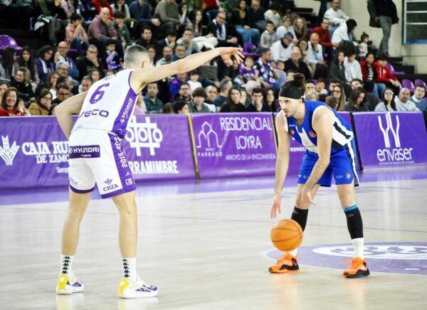 Jugadores de baloncesto en un partido entre Clínica SDP y CBC Valladolid