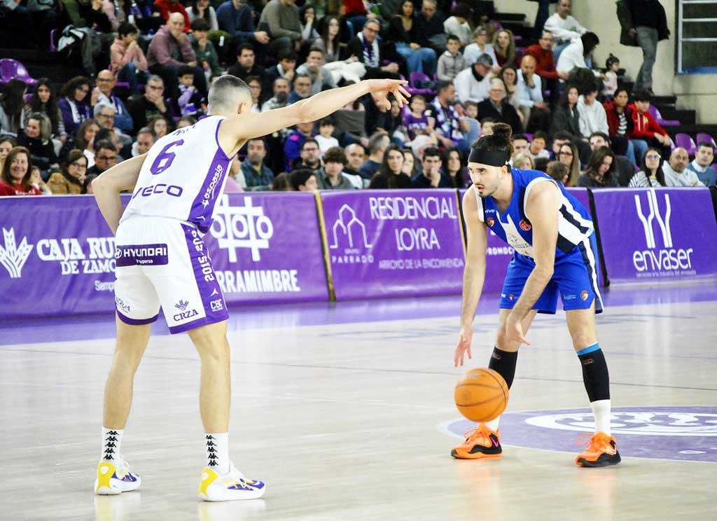 Jugadores de baloncesto en un partido entre Clínica SDP y CBC Valladolid