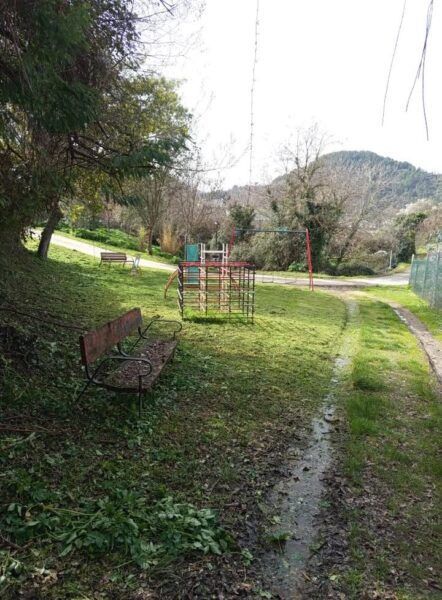 Parque desbrozado en Villafranca del Bierzo con bancos y columpios