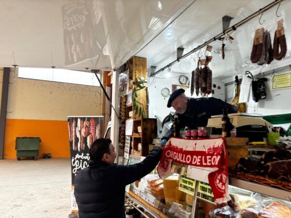 Mercado local en la montaña oriental leonesa con productos típicos.