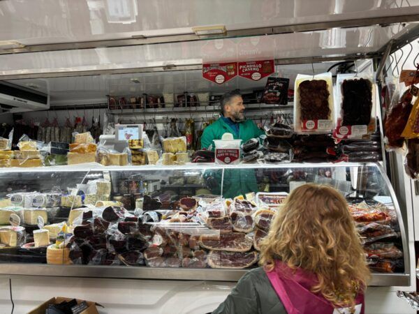 Vendedor en un mercado con productos locales en la montaña oriental leonesa